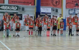 Młodzi adepci futsalu na meczu FC Toruń